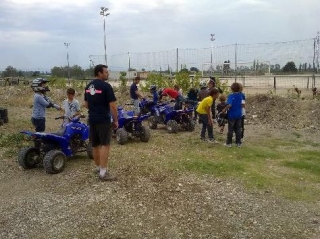 在沃克吕兹学习驾驶四轮摩托车 